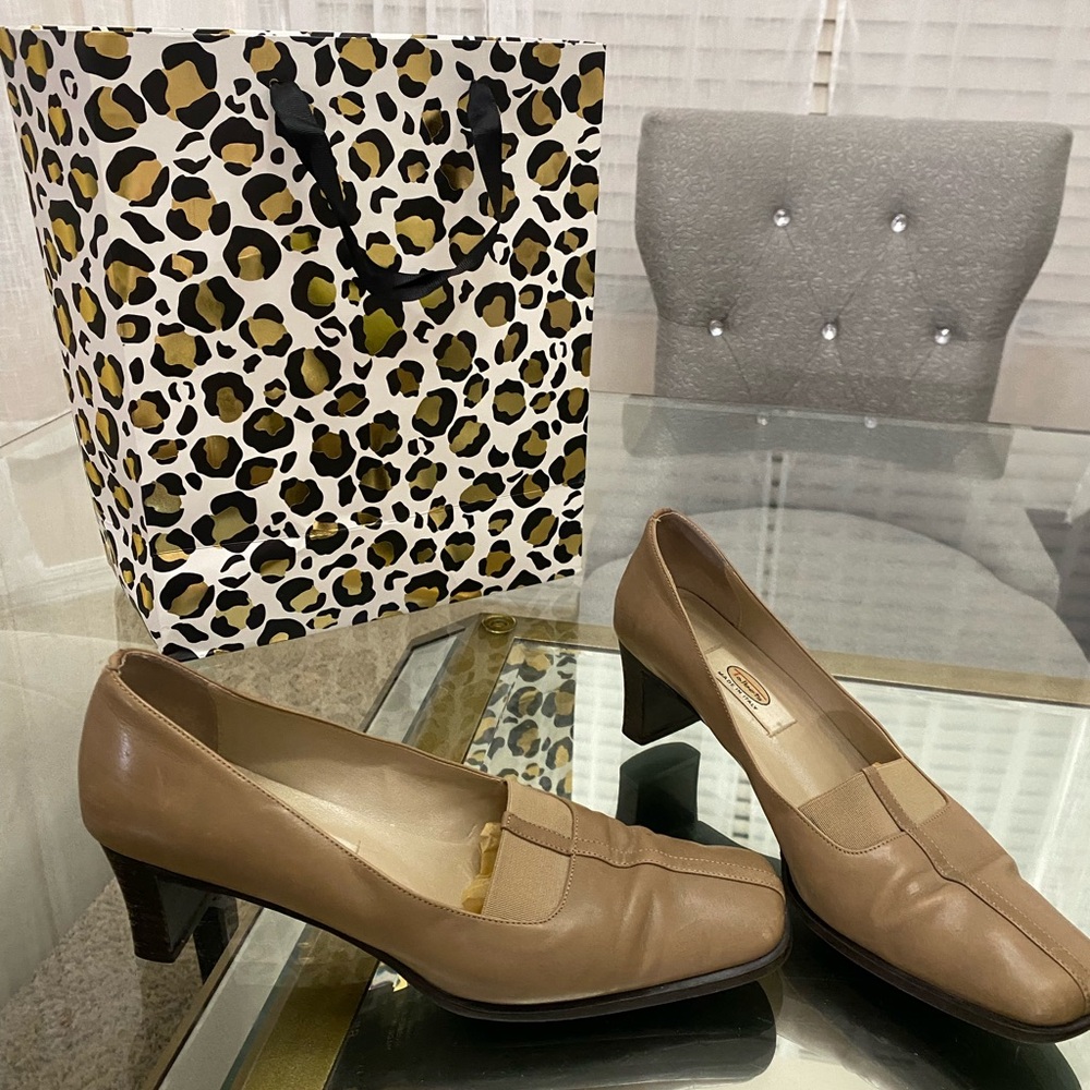 Talbots soft buttery tan leather, casual or dress shoes! Like new size  6 1/2 M